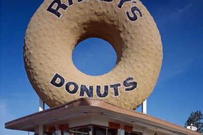 Randy's Donuts big donut sign