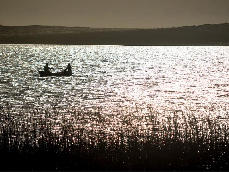 two people kayaking on a lagoon while enjoying sustainable travel in Portugal