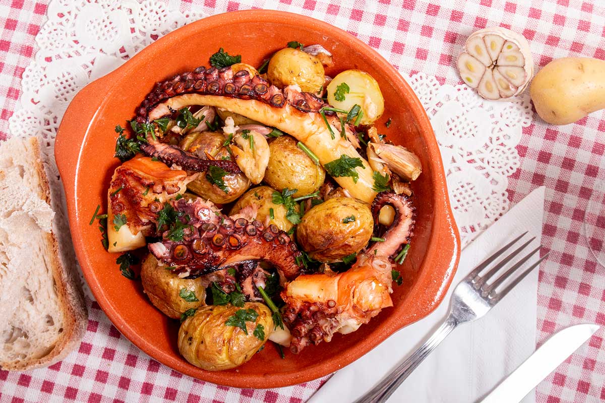 Hobotnica ispod peke, octopus with potatoes and other vegetables.